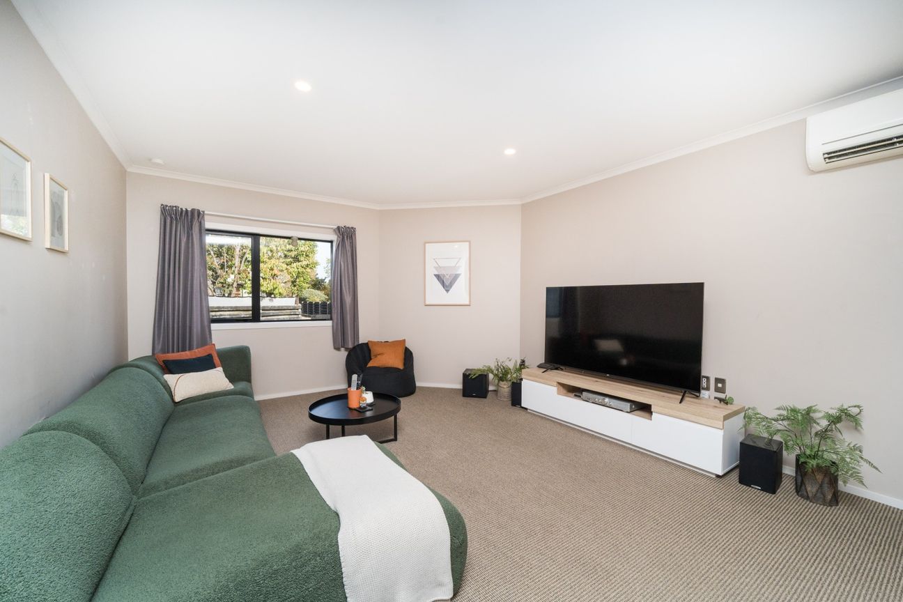 UPGRADE TO MODERN LIVING - AND GREAT GARAGING - Ansicht 6