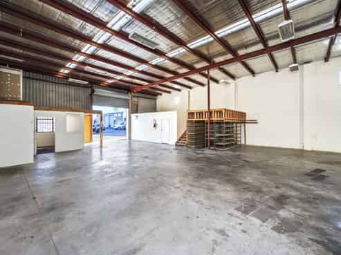 Tightly held St Johns industrial - 257sqm