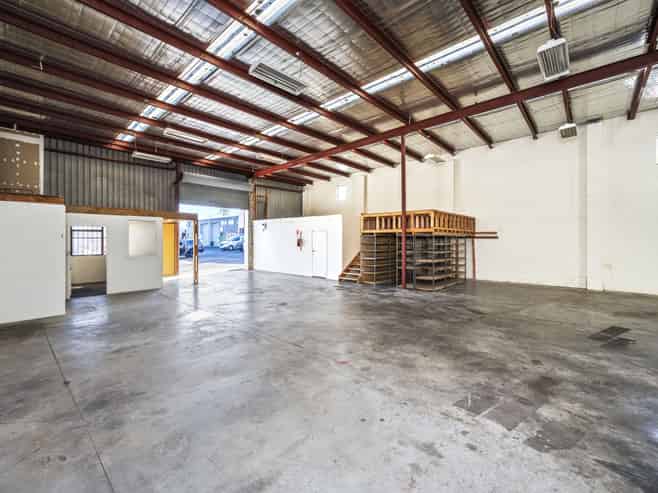 Tightly held St Johns industrial - 257sqm