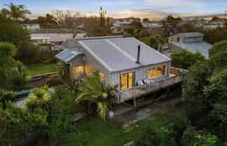2/13A Eskdale Road, Birkdale