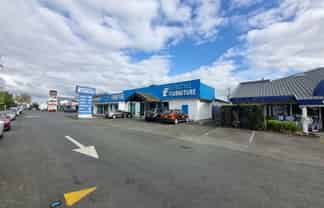 High profile showroom with warehousing