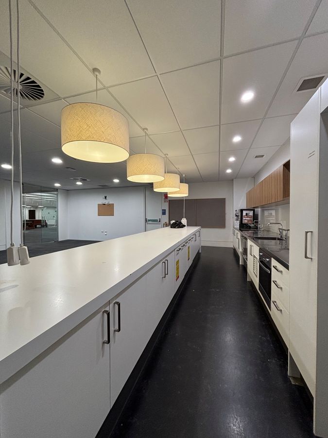 Large Office near the Airport with Ample Parking - Veduta 6