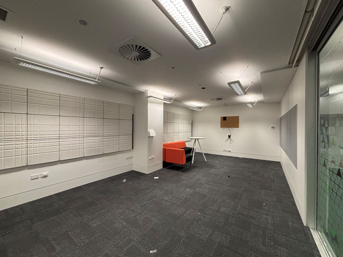 Large Office near the Airport with Ample Parking - Veduta 3