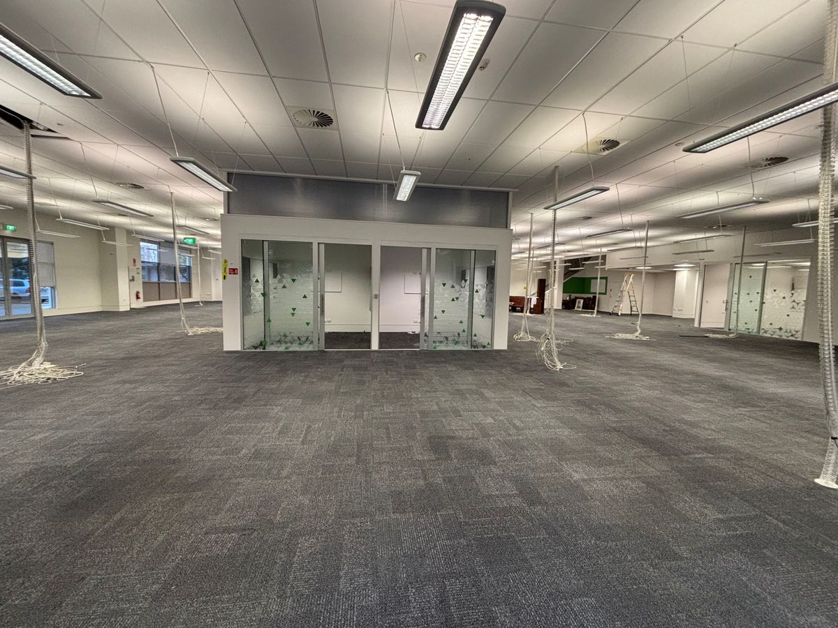 Large Office near the Airport with Ample Parking - Veduta 2