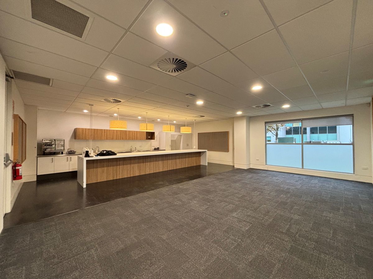 Large Office near the Airport with Ample Parking - Aktar