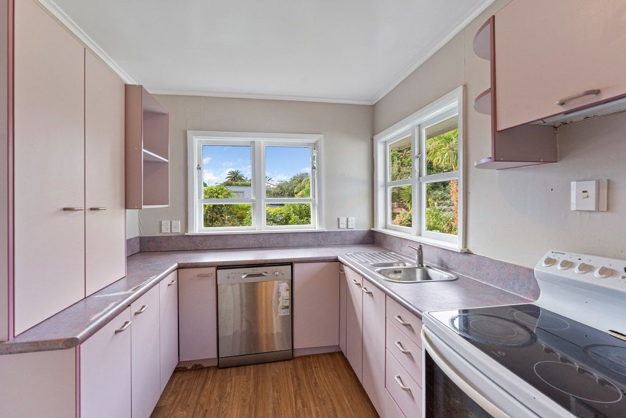 PARAPARAUMU BEACH - TWO BEDROOMS - Więcej