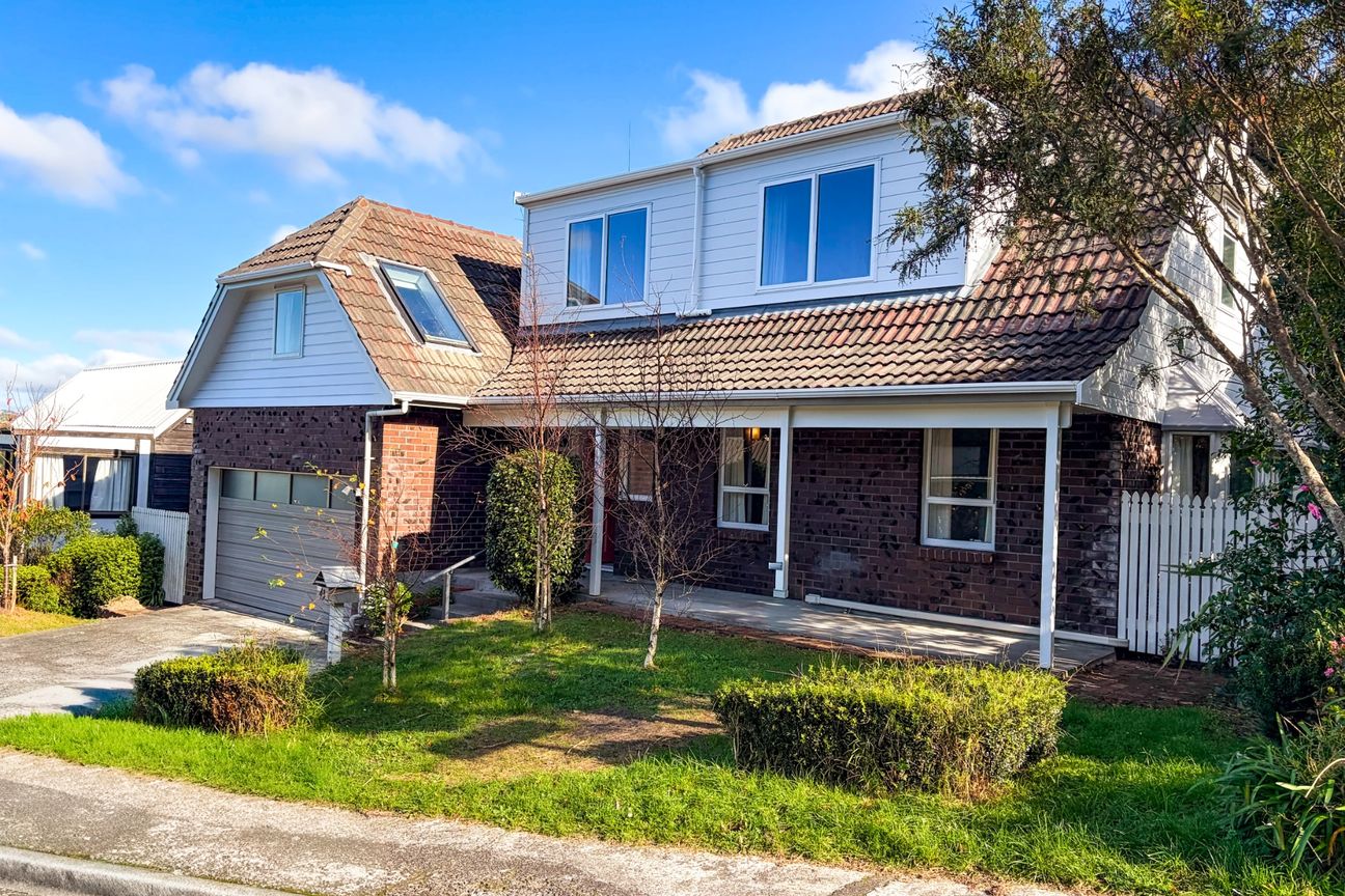 Spacious 4-Bedroom Home with Double Garage in Prime Khandallah Location - Ansicht 2