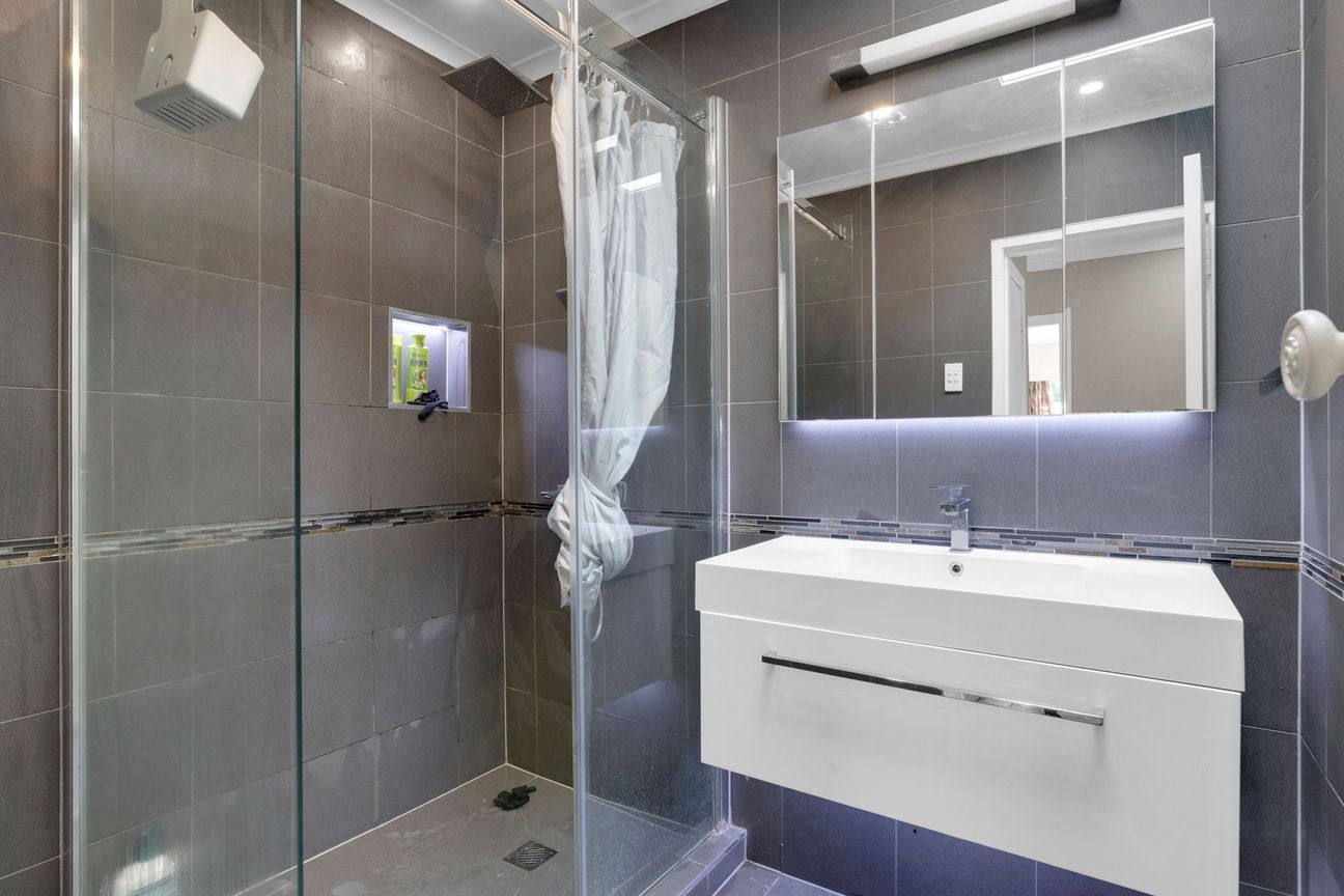 Spacious Home, Serious Sellers - Więcej