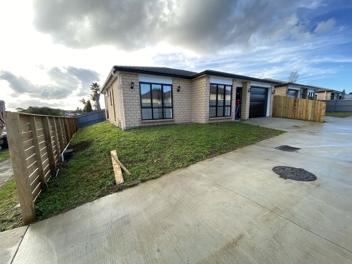 Modern 3 Bedroom Brick & Tile Home in Handy MÃÂngere Location - Ansicht 2