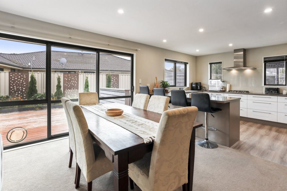 Family Comfort Meets Triple Garage Convenience - Visning 4