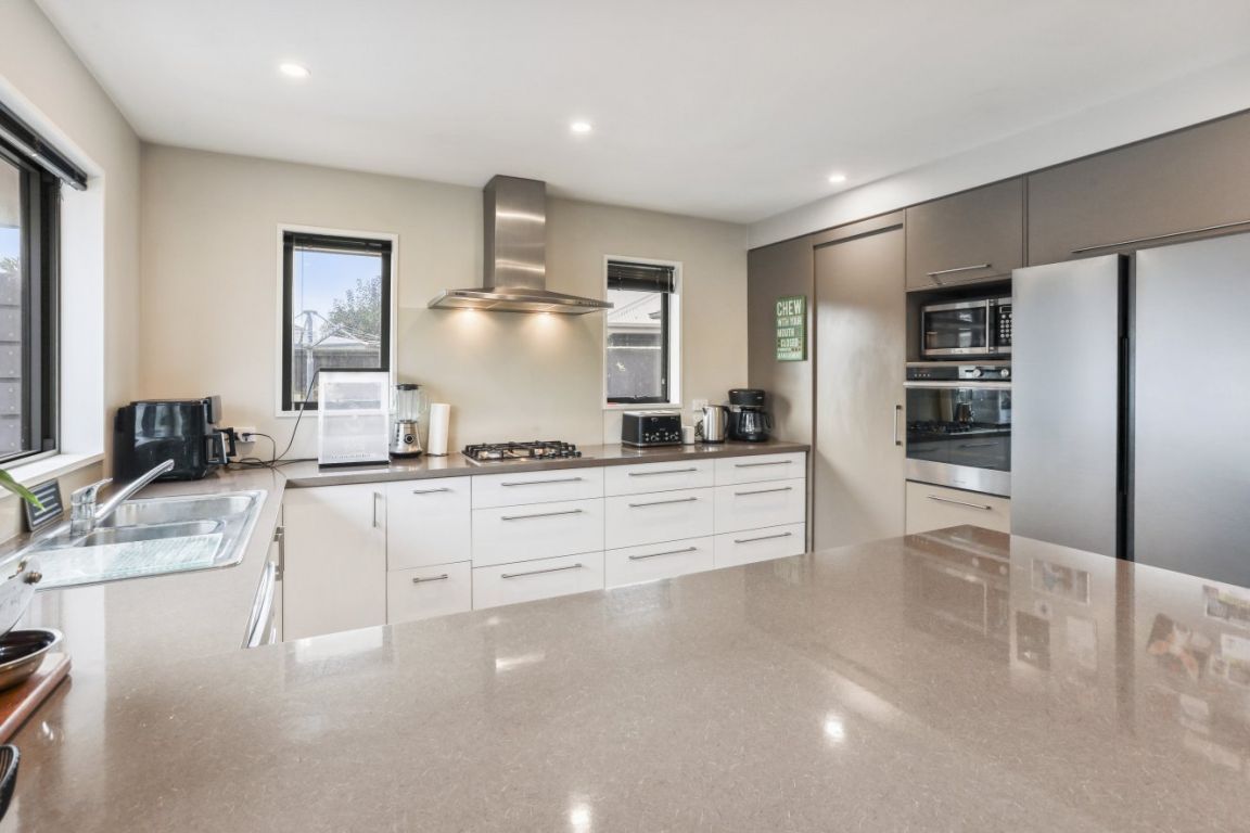 Family Comfort Meets Triple Garage Convenience - Visning 5