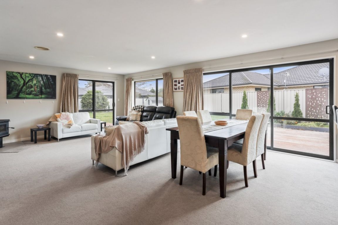Family Comfort Meets Triple Garage Convenience - Visning 6