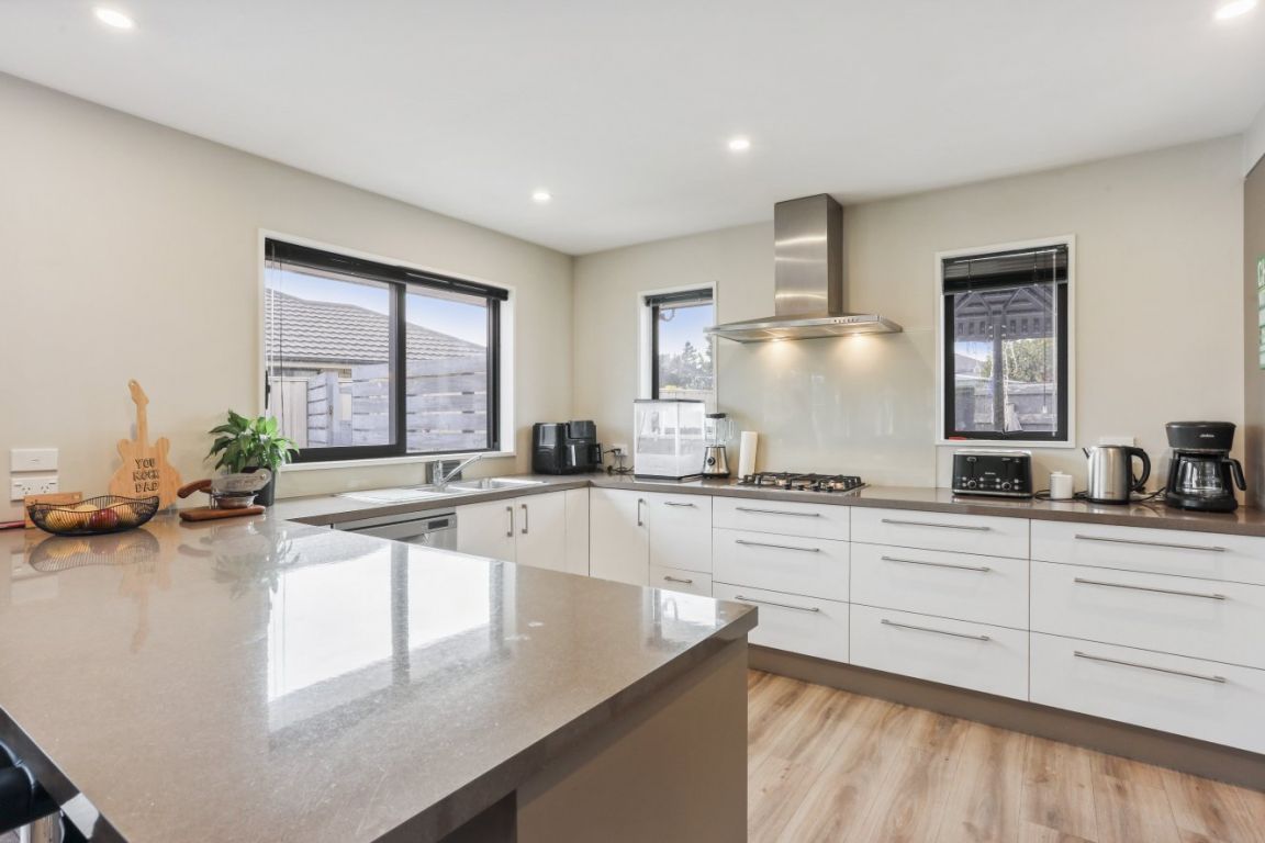 Family Comfort Meets Triple Garage Convenience - Visning 2