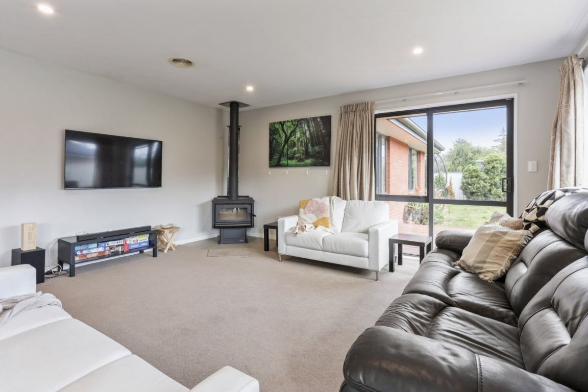 Family Comfort Meets Triple Garage Convenience - Flere
