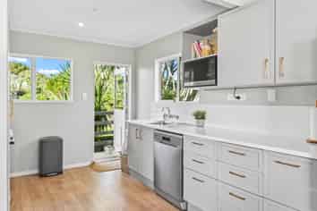 1297B Whangaparaoa Road, Army Bay