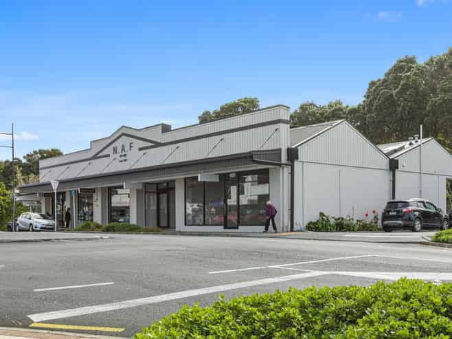 Newly renovated retail - in prime location!