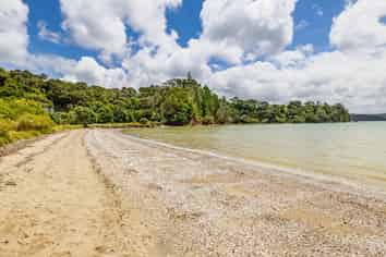 73 Pipiroa Road, Russell