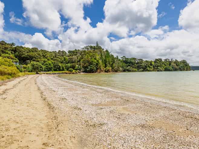73 Pipiroa Road, Russell