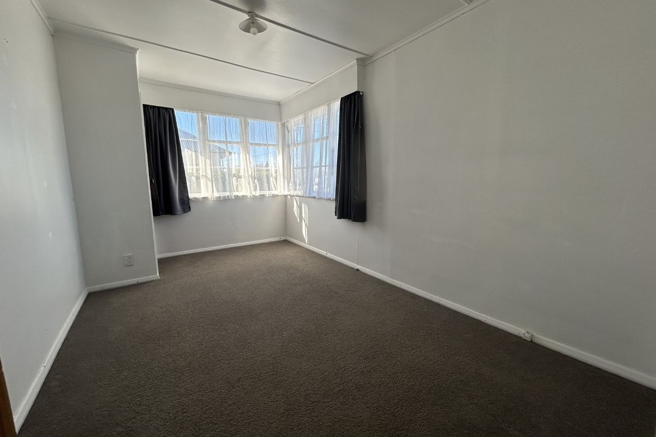 Conveniently Located Family Living with Flexible Extra Space - Lawns included - Więcej