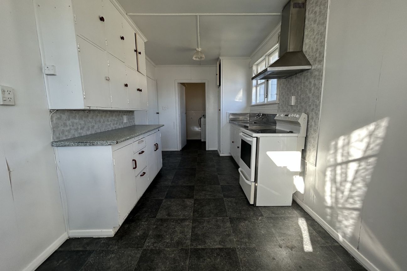 Conveniently Located Family Living with Flexible Extra Space - Lawns included - Widok 3