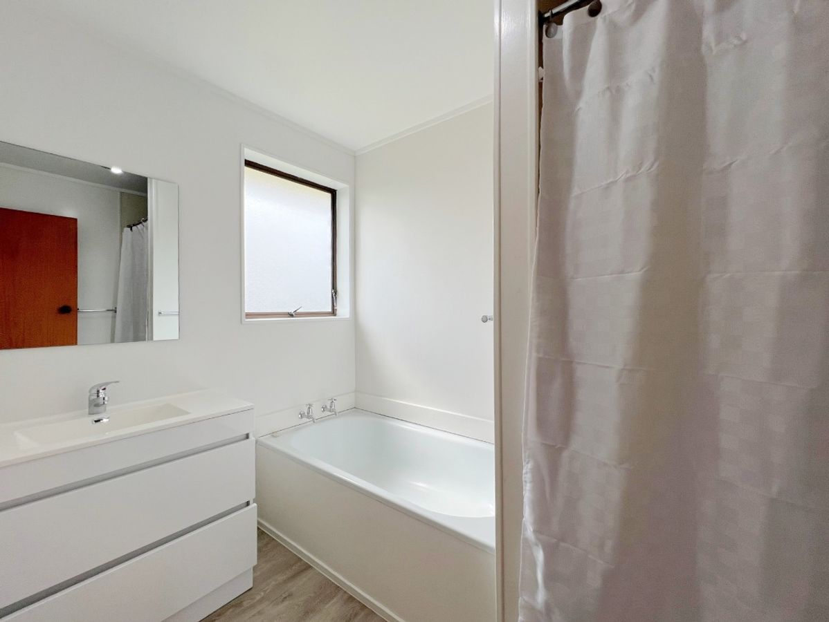 Sunny Two Bedroom in Prime Hospital Location - Widok 6