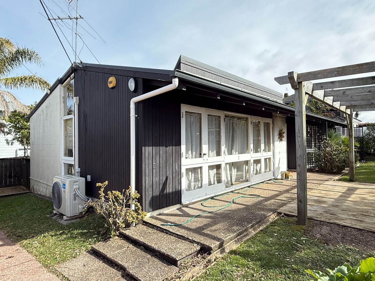 Bright & Sunny 3-Bedroom Home – Walk to Long B..., Torbay