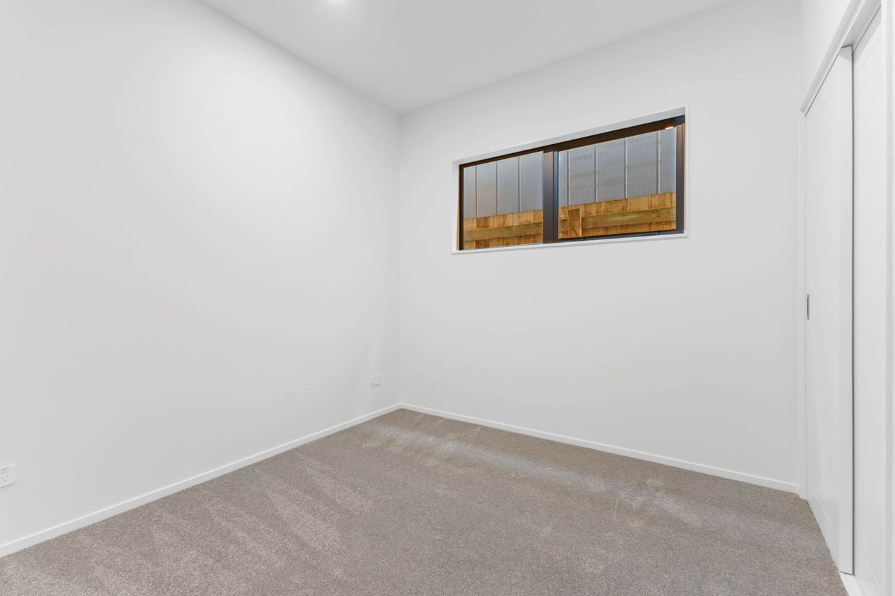 Single Level Standalone with Garage - Meer