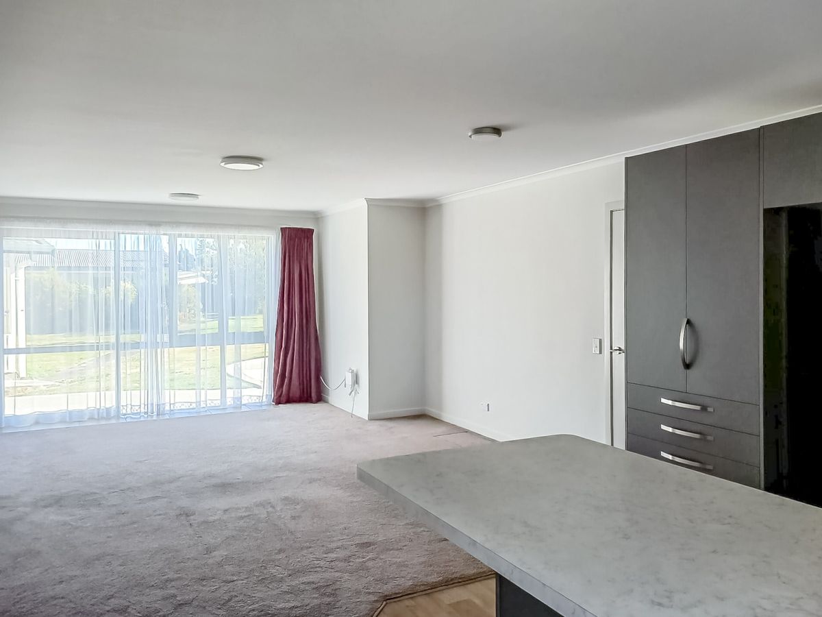 A rare opportunity at Carter Court Village - Widok 2