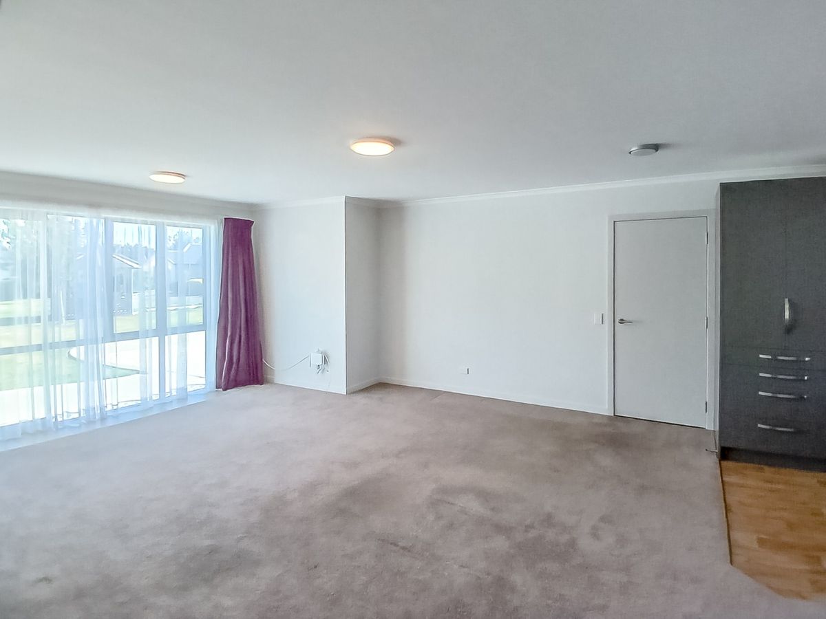 A rare opportunity at Carter Court Village - Widok 3