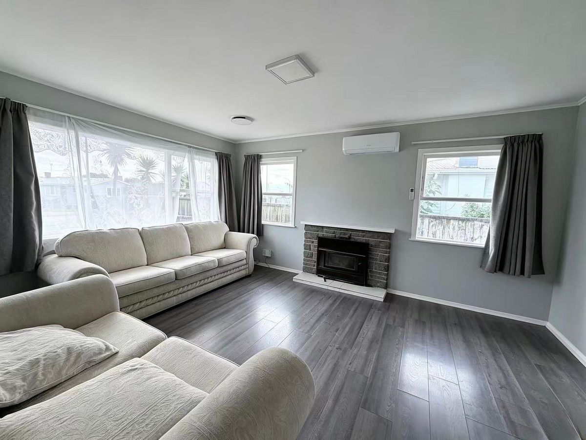 Spacious Family Home on Large Section - Widok 5