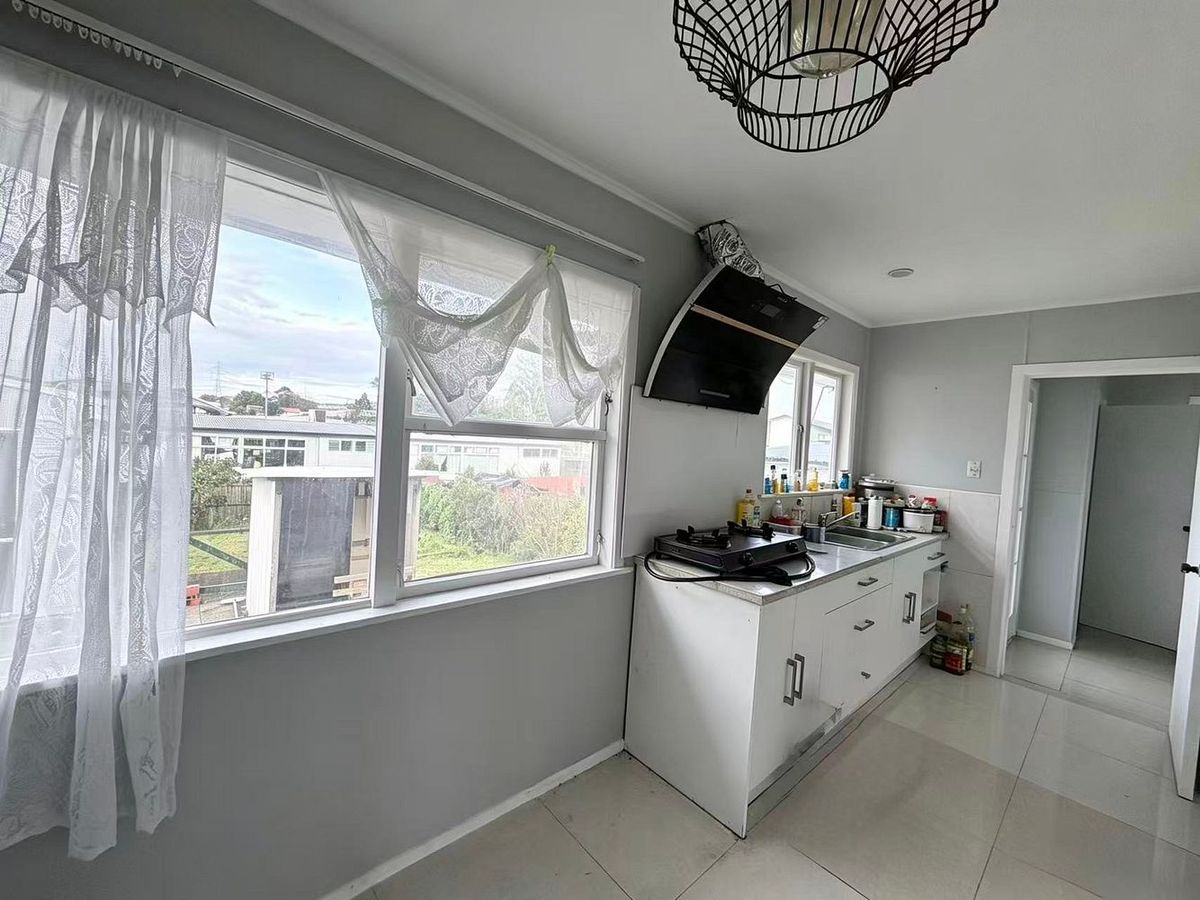 Spacious Family Home on Large Section - Widok 6