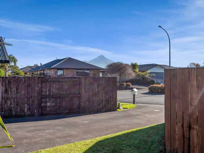 40 Montague Grove, Stratford