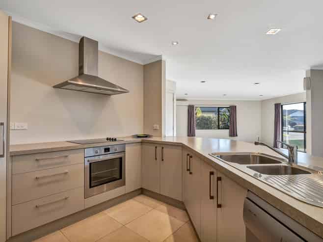 40 Montague Grove, Stratford