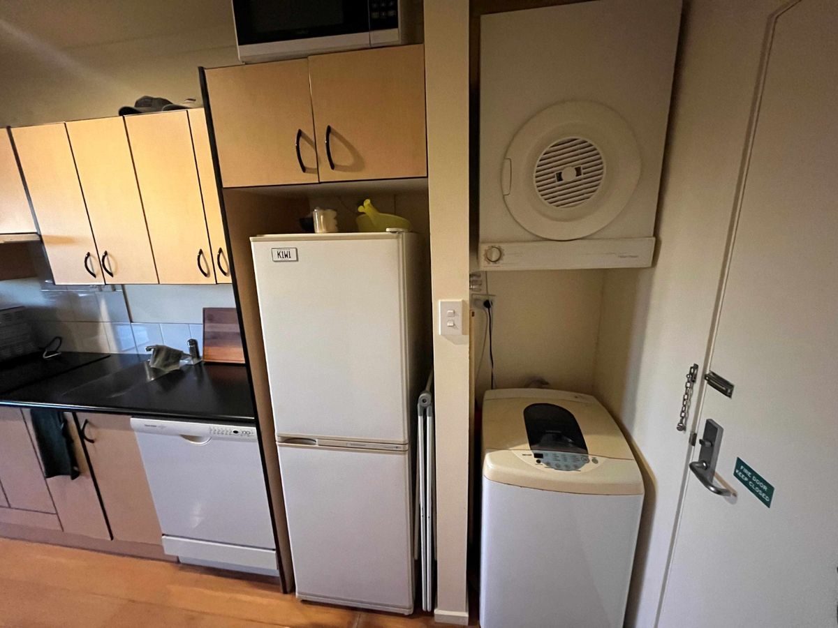 Sunny Studio that comes with a garage and a large deck - Widok 6