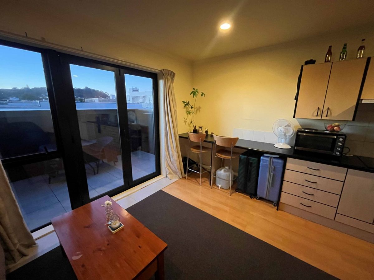 Sunny Studio that comes with a garage and a large deck - Widok 3