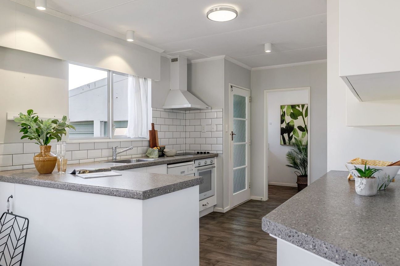 Sun soaked living in a sought after location - Widok 2