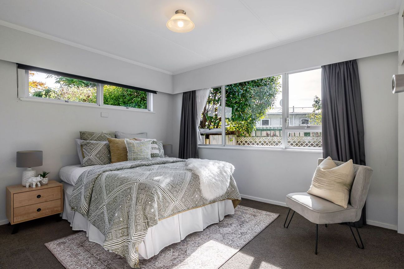 Sun soaked living in a sought after location - Widok 6