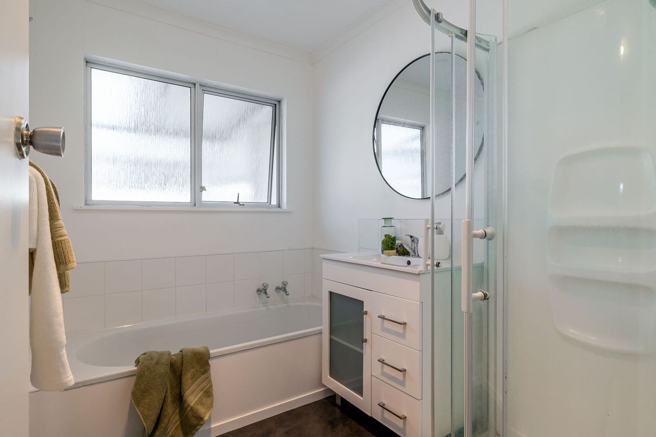Sun soaked living in a sought after location - Więcej