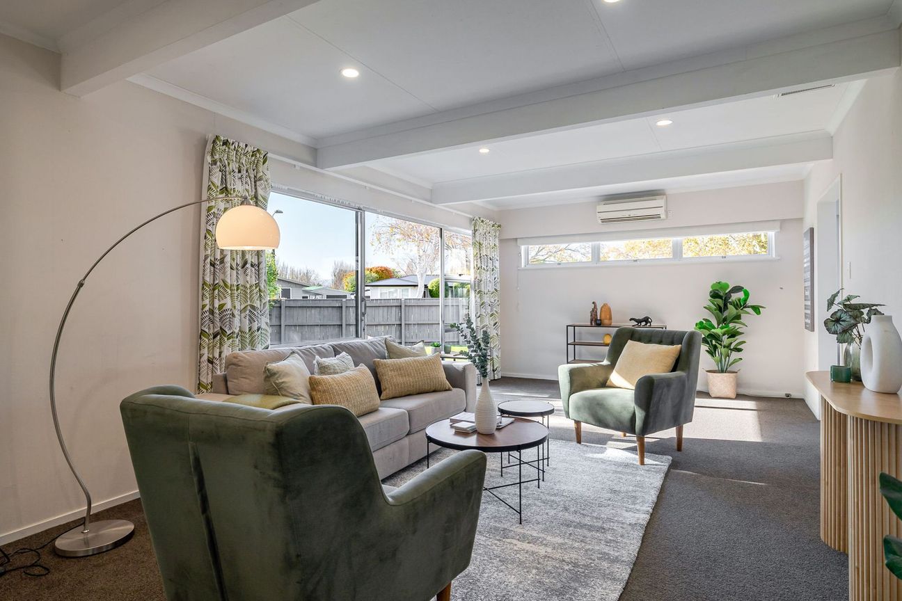 Sun soaked living in a sought after location - Widok 4