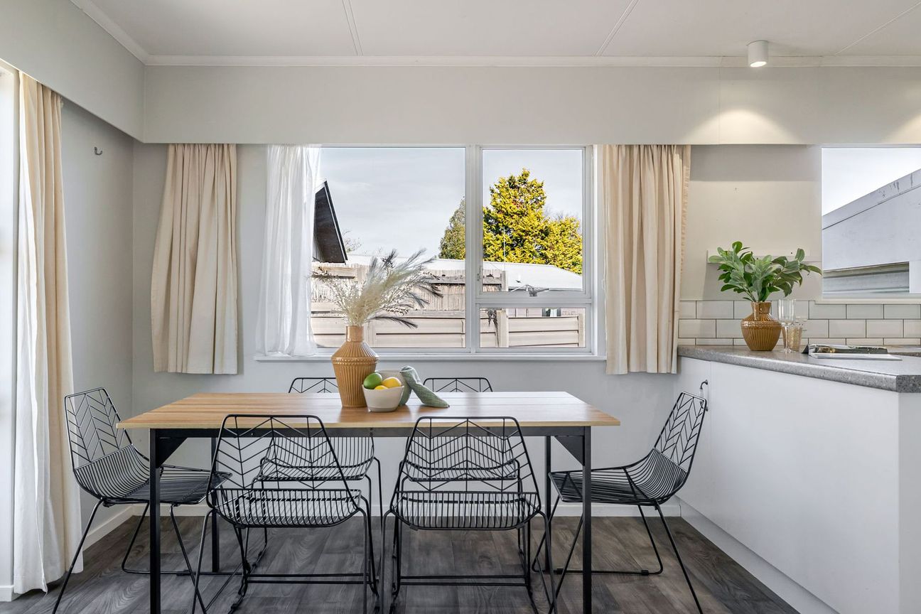 Sun soaked living in a sought after location - Widok 3
