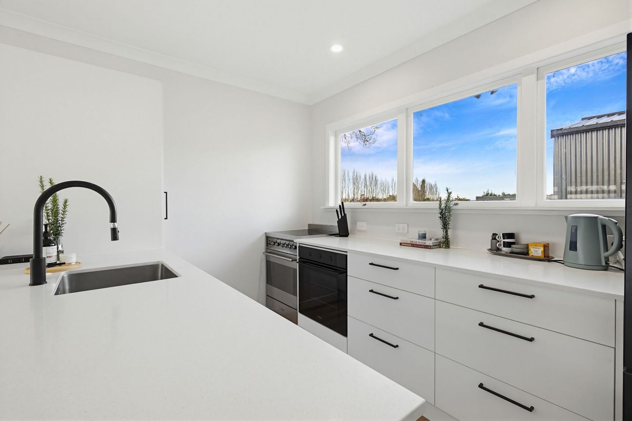 Quiet Location, Big Section, Stunning Renovation - Aanzicht 3