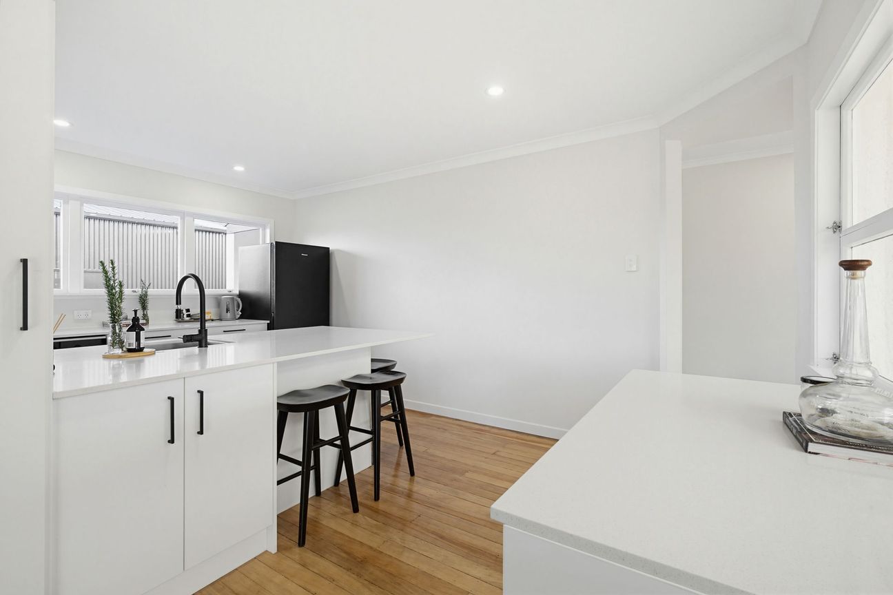 Quiet Location, Big Section, Stunning Renovation - Aanzicht 4