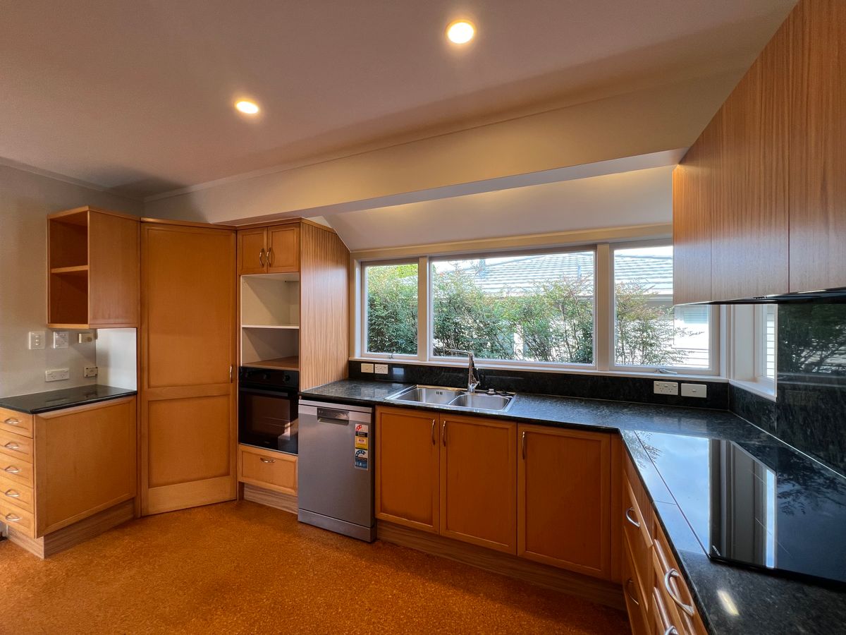 Grand Family Home in Prestigious Ellerslie Location - Widok 3