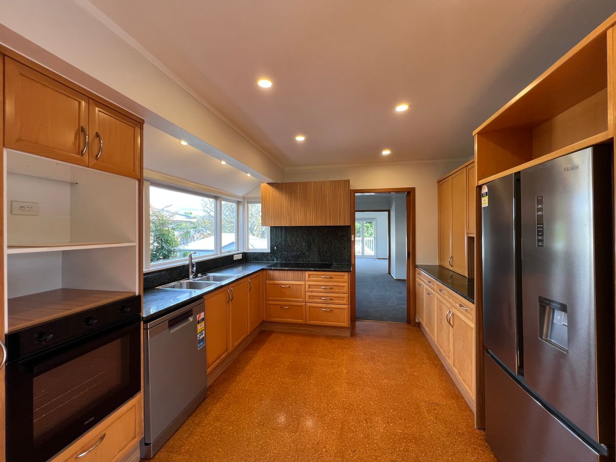 Grand Family Home in Prestigious Ellerslie Location - Widok 2
