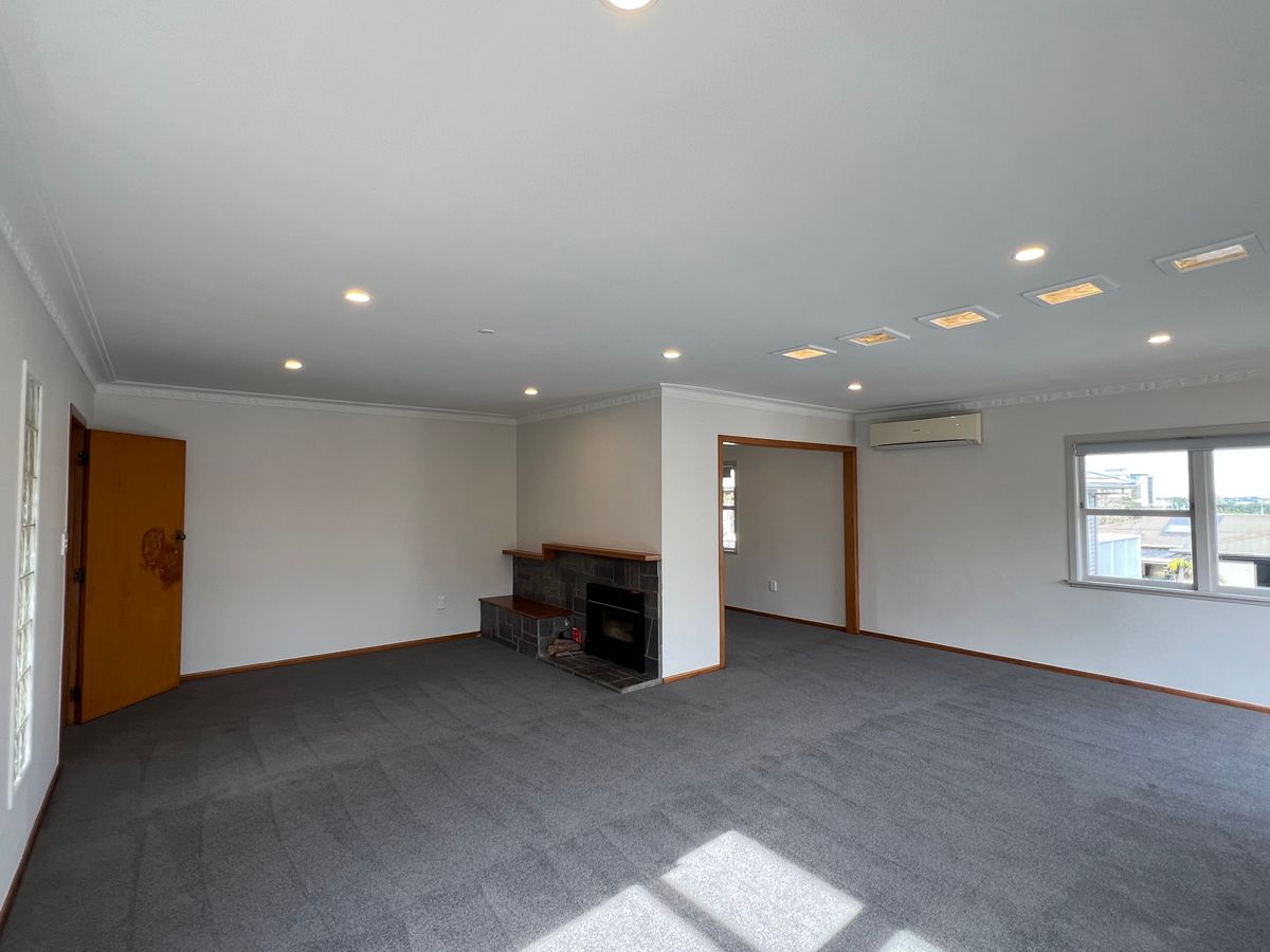 Grand Family Home in Prestigious Ellerslie Location - Więcej