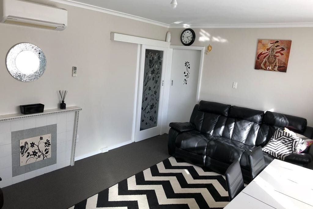 AVAILABLE NOW - Warm Two-Bedroom Waiwhetu Home - Bild 2