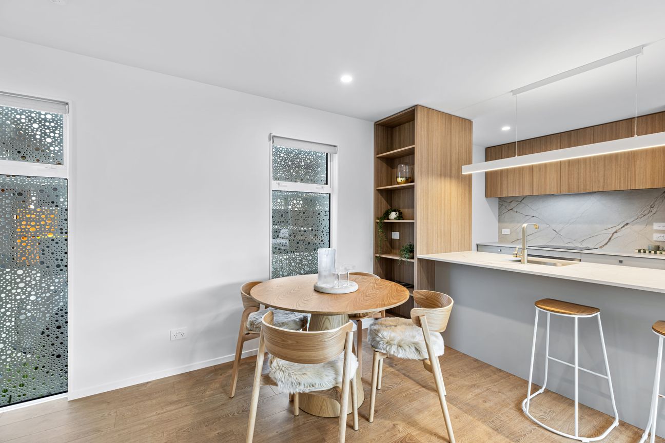 A Step Above The Rest in a Blue Chip Location - Bild 2