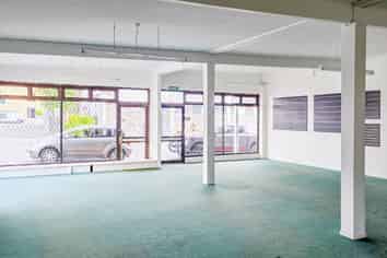 VERSATILE RETAIL OR OFFICE SPACE
