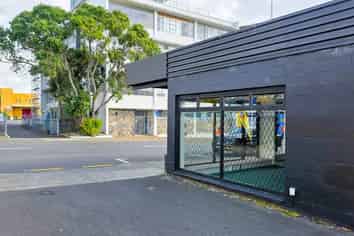 VERSATILE RETAIL OR OFFICE SPACE
