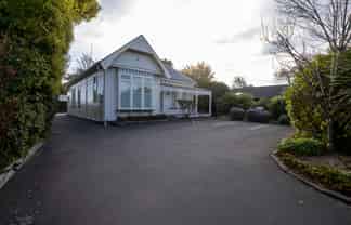 Consulting Rooms/Office with 7 Car Parks  